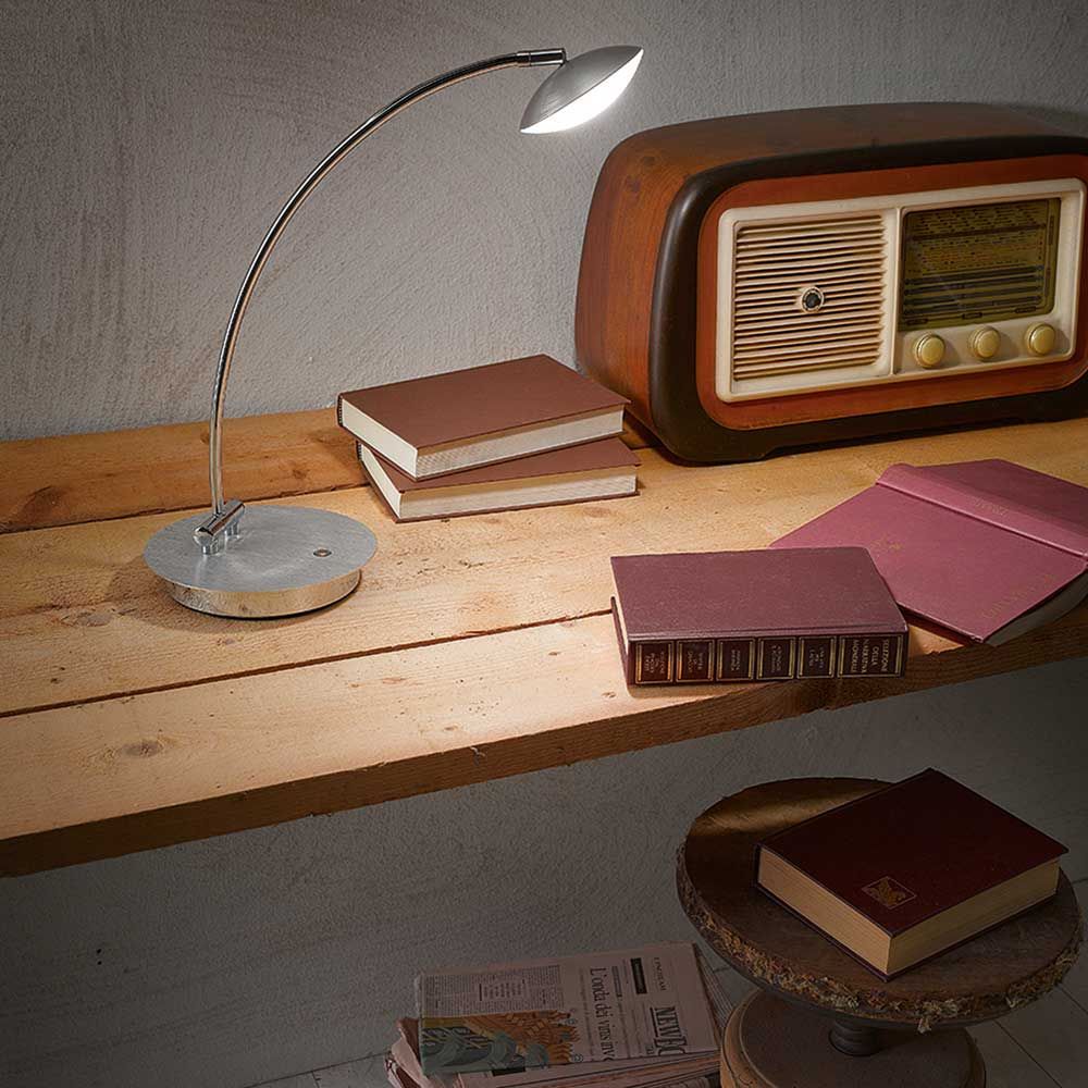 Moderne LED Tischleuchte Hale Ø 18cm auf Holzregal mit Büchern und vintage Radio.