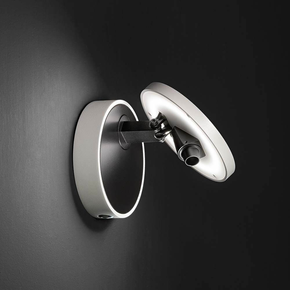 LED Wandlampe Ara 720+360lm Weiß an Wand montiert, modernes Design für Schlafzimmer und Wohnzimmer.