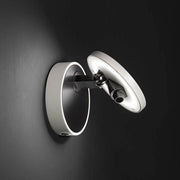 LED Væglampe Ara 720+360lm hvid monteret på væggen, moderne design til soveværelser og stuer.