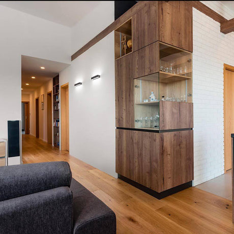 Moderne Innenarchitektur mit LED Wandlampe Banny aus Metall und Holzregal.