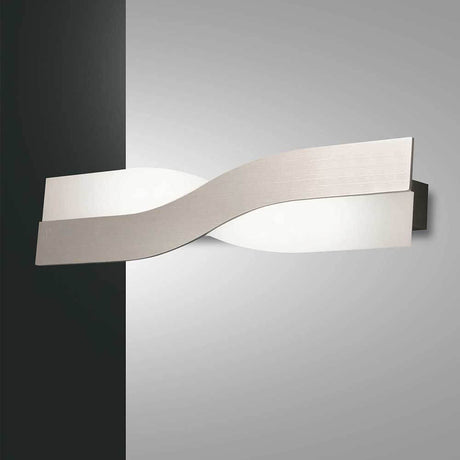 LED Wandlampe Riace Metall in modernem Design an einer Wand montiert.