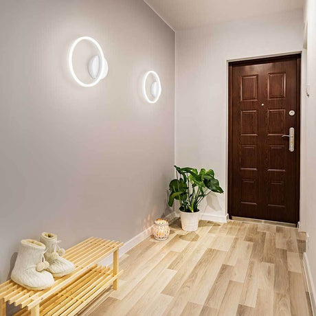 LED Wandleuchte Giotto Ø 30cm an einer Wand im Flur, perfekt für stilvolle Beleuchtung.