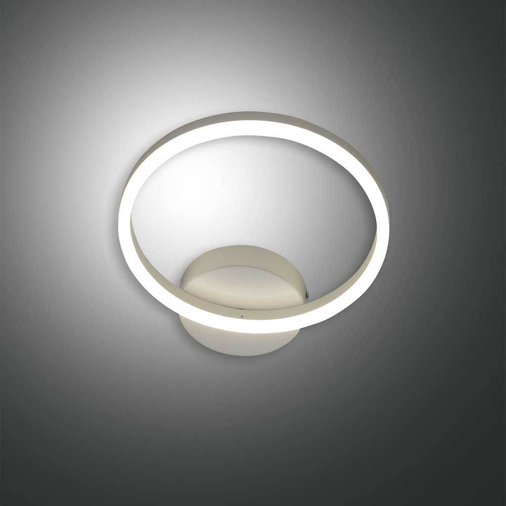 LED Wandleuchte Giotto Ø 30cm in modernem Design mit sanftem Lichtschein auf grauem Hintergrund.