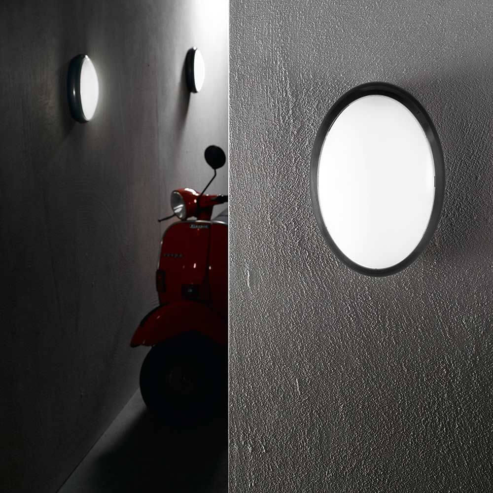 LED Wandleuchte Preston in Schwarz an einer Wand in einem stilvollen Innenraum.