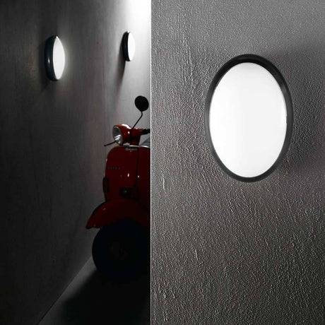 LED Wandleuchte Preston in Schwarz an einer Wand in einem stilvollen Innenraum.