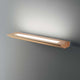 Linus LED Wandleuchte aus Eichenholz an der Wand montiert, modernes Design mit dimmbarem Licht.
