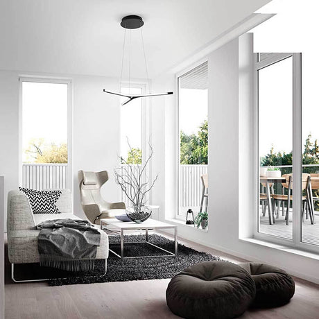 Moderne Wohnlandschaft mit Lira LED Pendelleuchte Ø 70cm über dem Tisch und gemütlichen Sessel im hellen Raum.
