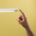 Hand bedient den 3-Stufen Tastdimmer der Mason LED Hängeleuchte für Ober- & Unterlicht.