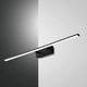 Nala LED Wandlampe aus Metall an einer Wand montiert, modernes Design mit eleganter Beleuchtung.