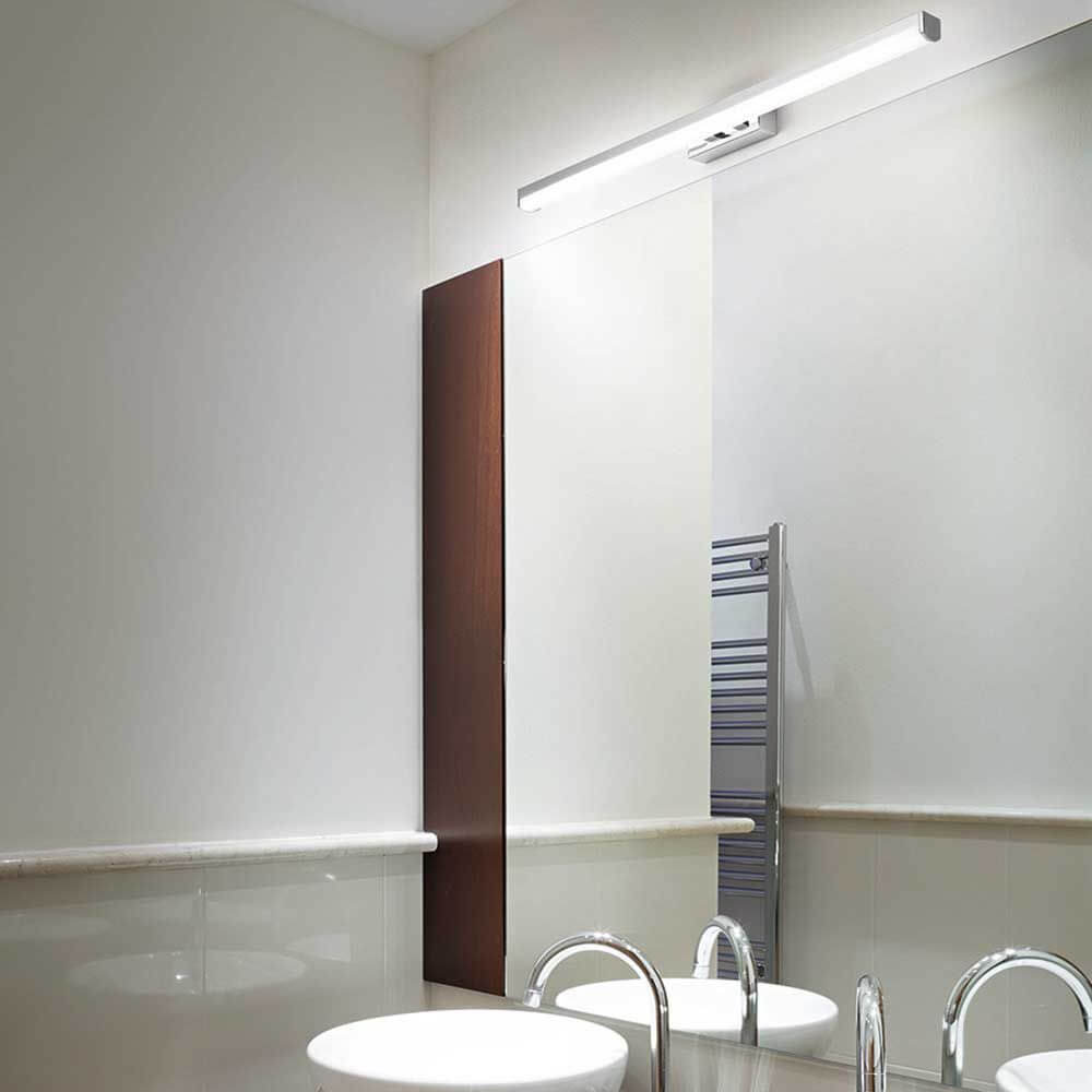Nala LED Wandlampe aus Metall über einem modernen Badspiegel, minimalistische Beleuchtung für stilvolle Einrichtung.