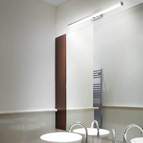 Nala LED Wandlampe aus Metall über einem modernen Badspiegel, minimalistische Beleuchtung für stilvolle Einrichtung.