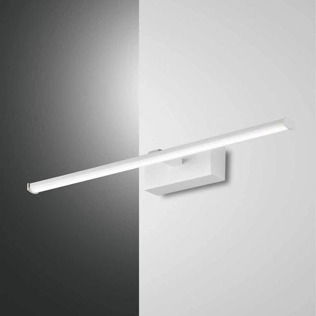 Moderne Nala LED Wandlampe aus Metall an einer Wand montiert, mit eleganter, schmaler Leuchte.