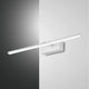 Moderne Nala LED Wandlampe aus Metall an einer Wand montiert, mit eleganter, schmaler Leuchte.