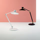 Panarea LED Tischlampe mit Touch-Dimmer in Weiß und Schwarz vor einem rosa Hintergrund.
