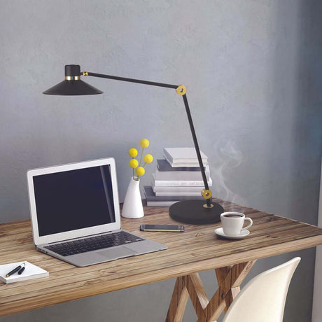 Panarea LED Tischlampe mit Touch-Dimmer auf einem Schreibtisch mit Laptop und Kaffeetasse.
