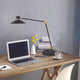 Panarea LED Tischlampe mit Touch-Dimmer auf einem Schreibtisch neben einem Laptop und einer Tasse Kaffee.