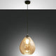 Pendellampe Gisella Bernsteinfarben mit moderner, eleganter Form und warmem, bernsteinfarbenem Licht.