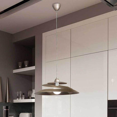 Pendelleuchte Aragon Ø 53cm hängt über einem modernen Wohnraum mit schlichten Möbeln.
