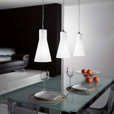 Pendelleuchte Diana in Chrom über einem modernen Esstisch mit Gläsern und Orangen, stilvoll und elegant.