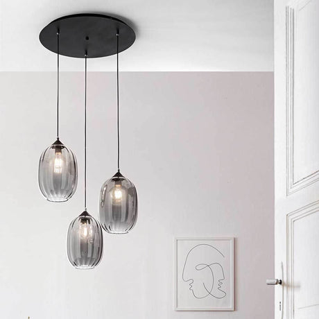 Infinity pendel Ø 55 cm i stilrent design med tre glaskugler, ideel til moderne opholdsrum.