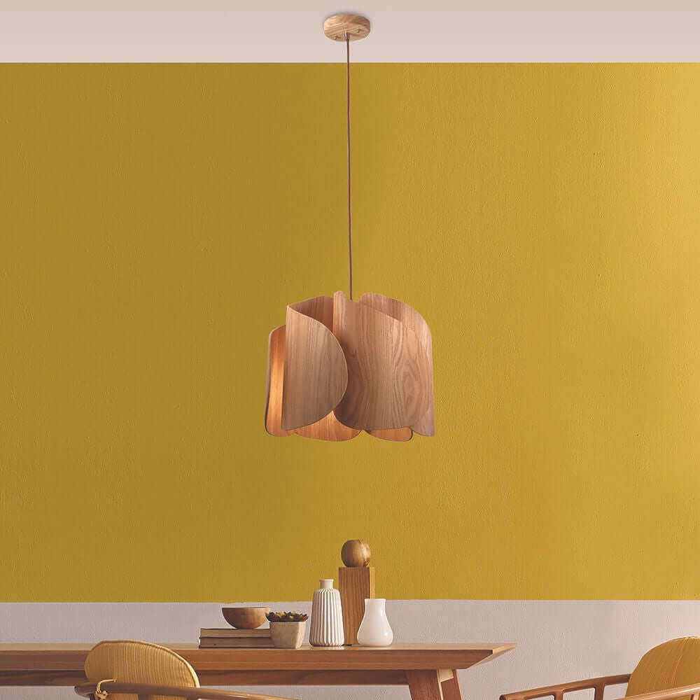 Eschenholz-Pendelleuchte Pevero in extravaganter Form mit attraktivem Licht-Schattenspiel.