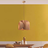 Eschenholz-Pendelleuchte Pevero in extravaganter Form mit attraktivem Licht-Schattenspiel.