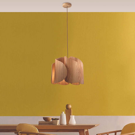 Pevero Pendelleuchte Massiv-Holz in extravagant-gebogener Form, blendfreies Licht und schönes Licht-Schattenspiel.