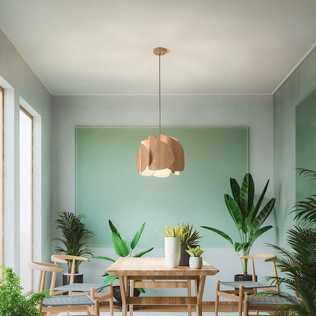 Pevero Pendelleuchte Massiv-Holz im modernen Wohnraum mit Pflanzen und hellem Licht.