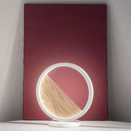 Pierre LED Metall-Tischlampe Holz auf einem minimalistischen Hintergrund mit Holz-Inlay.