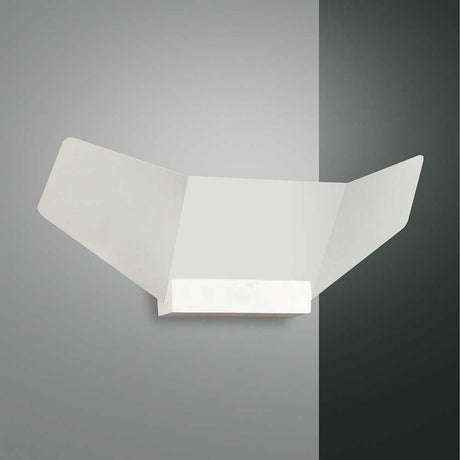 Safi LED Wandleuchte Weiß an einer Wand, modernes Design mit schlichten weißen Lampenschirmen.