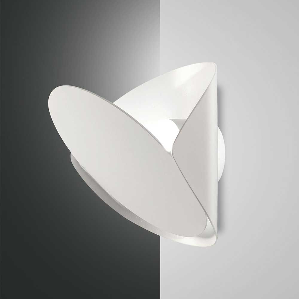Moderne Shield LED Wandleuchte aus Metall in elegantem Design, ideal für stilvolle Innenräume.
