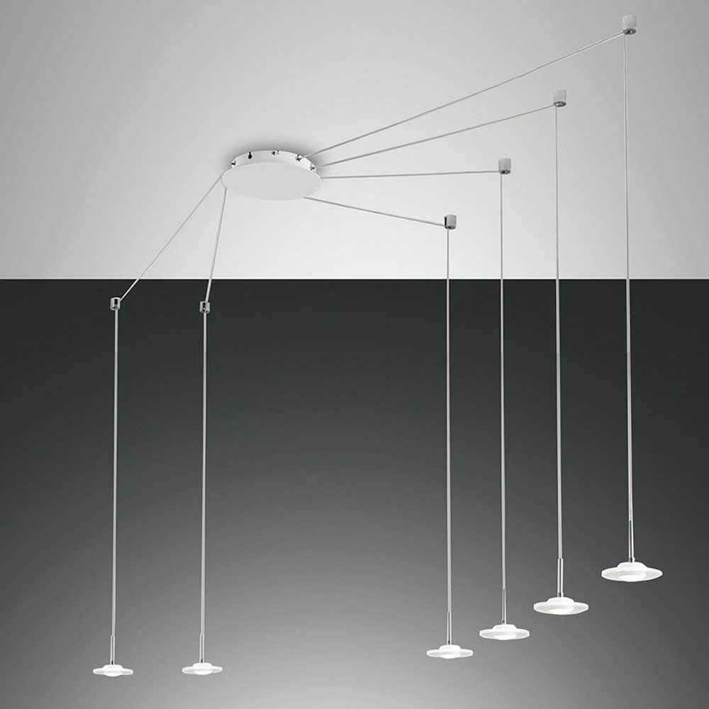 Moderne Susanna LED Pendelleuchte Weiß mit langen Kabeln und eleganten LED-Elementen.