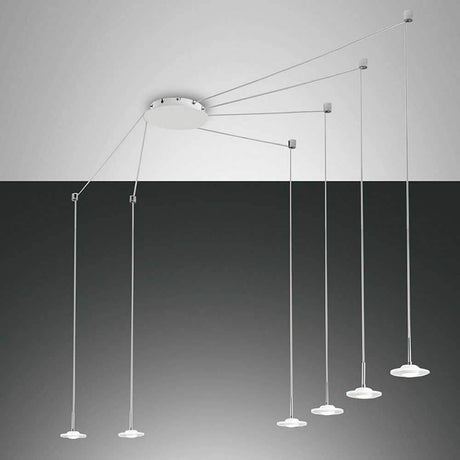Moderne Susanna LED Pendelleuchte Weiß mit langen Kabeln und eleganten LED-Elementen.