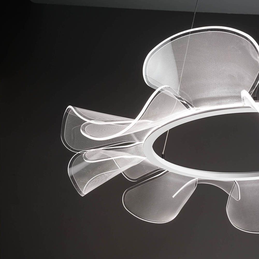 Sylvie LED Pendellampe Ø 76cm mit modernem, elegantem Design und einzigartigen, durchsichtigen Elementen.