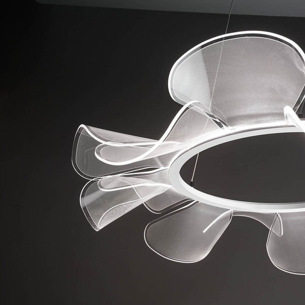 Sylvie LED Pendellampe Ø 76cm mit modernem, elegantem Design und einzigartigen, durchsichtigen Elementen.