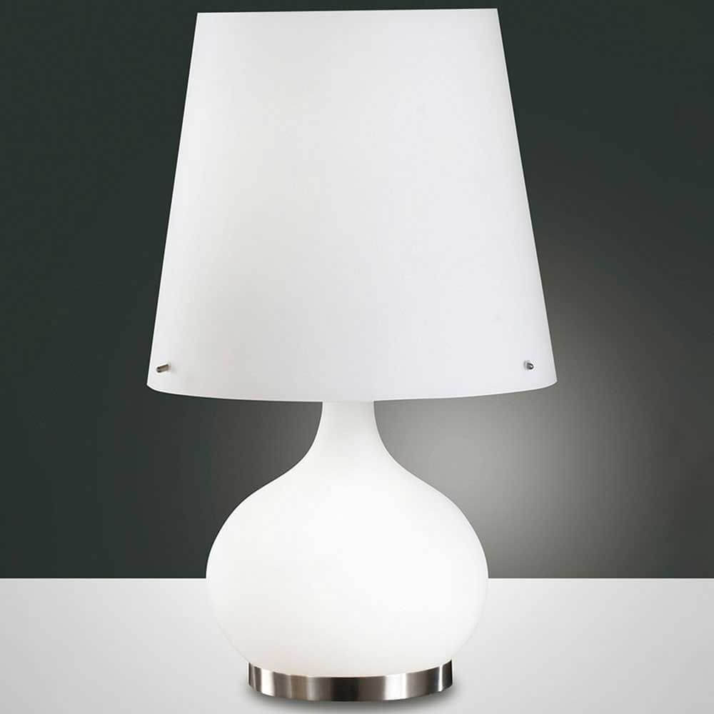 Tischleuchte Ade in Weiß mit elegantem Design und mattem Schirm auf moderner Tischoberfläche.