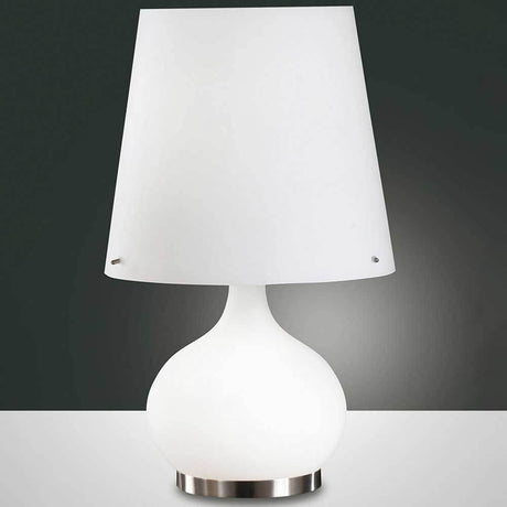 Tischleuchte Ade in Weiß mit elegantem Design und mattem Schirm auf moderner Tischoberfläche.