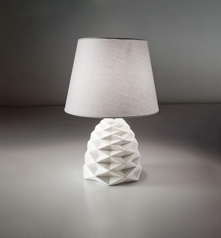 Tischleuchte Duchessa Weiß mit modernem Design und grauem Lampenschirm aus Stoff.