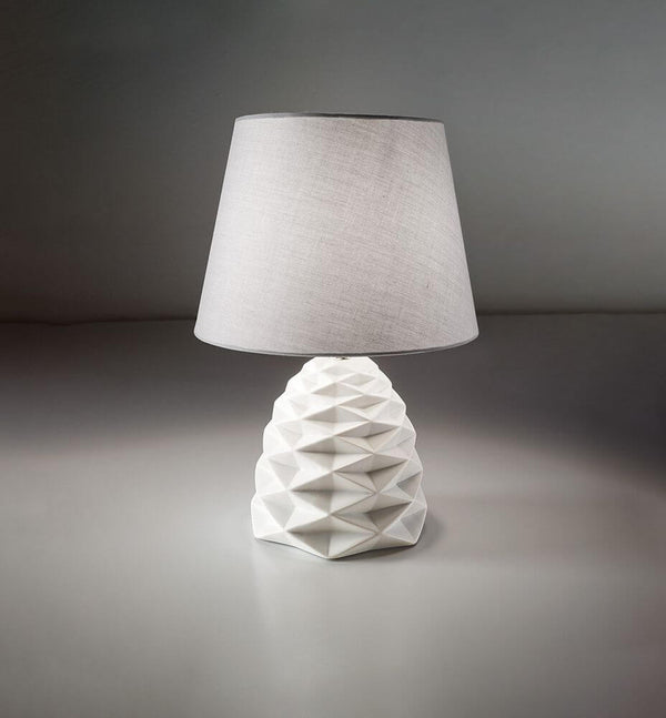Tischleuchte Duchessa Weiß mit modernem Design und grauem Lampenschirm aus Stoff.
