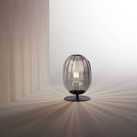Tischleuchte Infinity Grau mit elegantem Design und sanftem Lichtstrahl, ideal für moderne Räume.