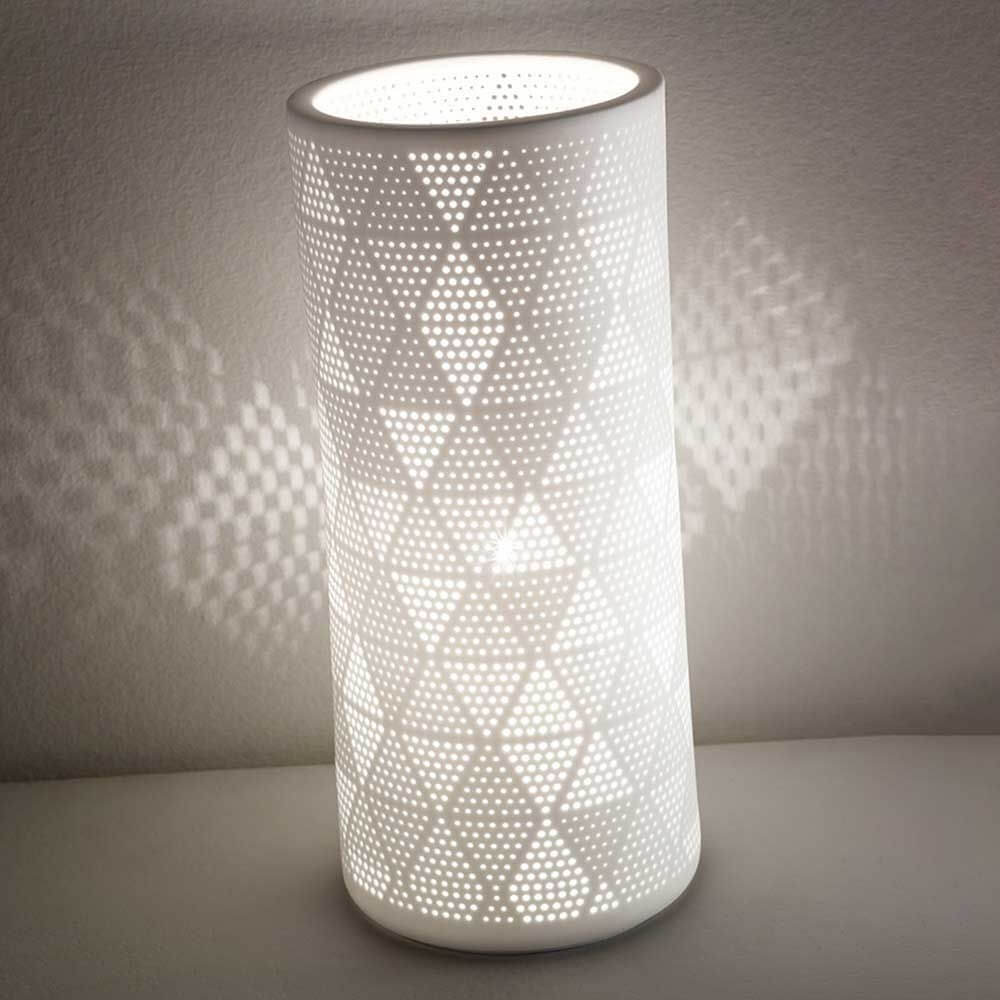 Tischleuchte Micol in Weiß - elegante Designlampe mit einzigartigem Lichtmuster und modernem Stil.