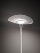 Moderne Vela LED Stehleuchte aus Metall mit elegantem Lampenschirm und sanfter Beleuchtung.