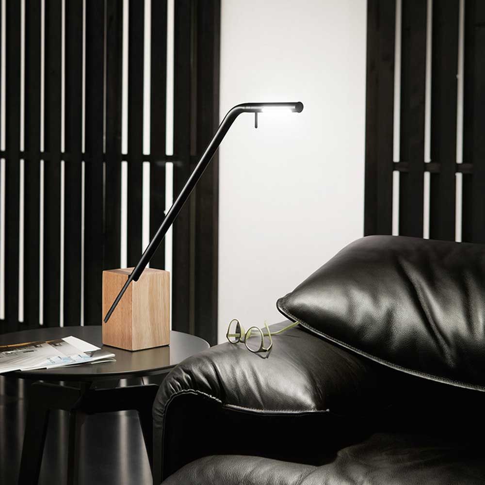 Lámpara de mesa Viktor LED de metal y madera