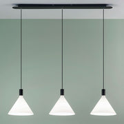 Suspension Vincent à 3 lumières en noir/blanc avec un design tendance en verre opale.