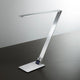 Wasp Tischleuchte aus Aluminium mit USB-Anschluss und modernem, elegantem Design auf einem Tisch.