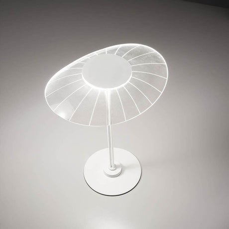 Moderne LED Tischlampe Vela Weiß auf einem Tisch, elegantes Design und sanfte Beleuchtung.