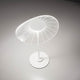 Moderne LED Tischlampe Vela Weiß auf einem Tisch, elegantes Design und sanfte Beleuchtung.
