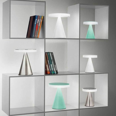 moderne LED-bordlampe Neutra i en stilfull bokhylle med bøker og ulike armaturer.