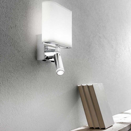 Moderne LED Wandleuchte Vietri an einer Wand mit einem Bücherstapel daneben.