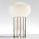Fabbian Aérostat Tischleuchte Ø 16,7cm mit weißem Glasdiffusor und schwarzem Metallrahmen.